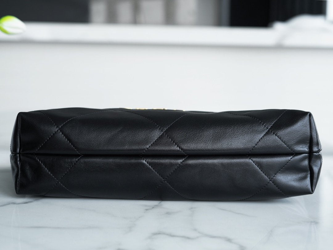 CHANEL 22 bag