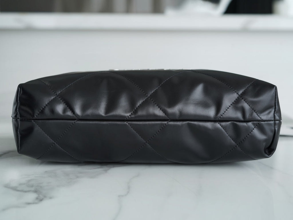 CHANEL 22 bag