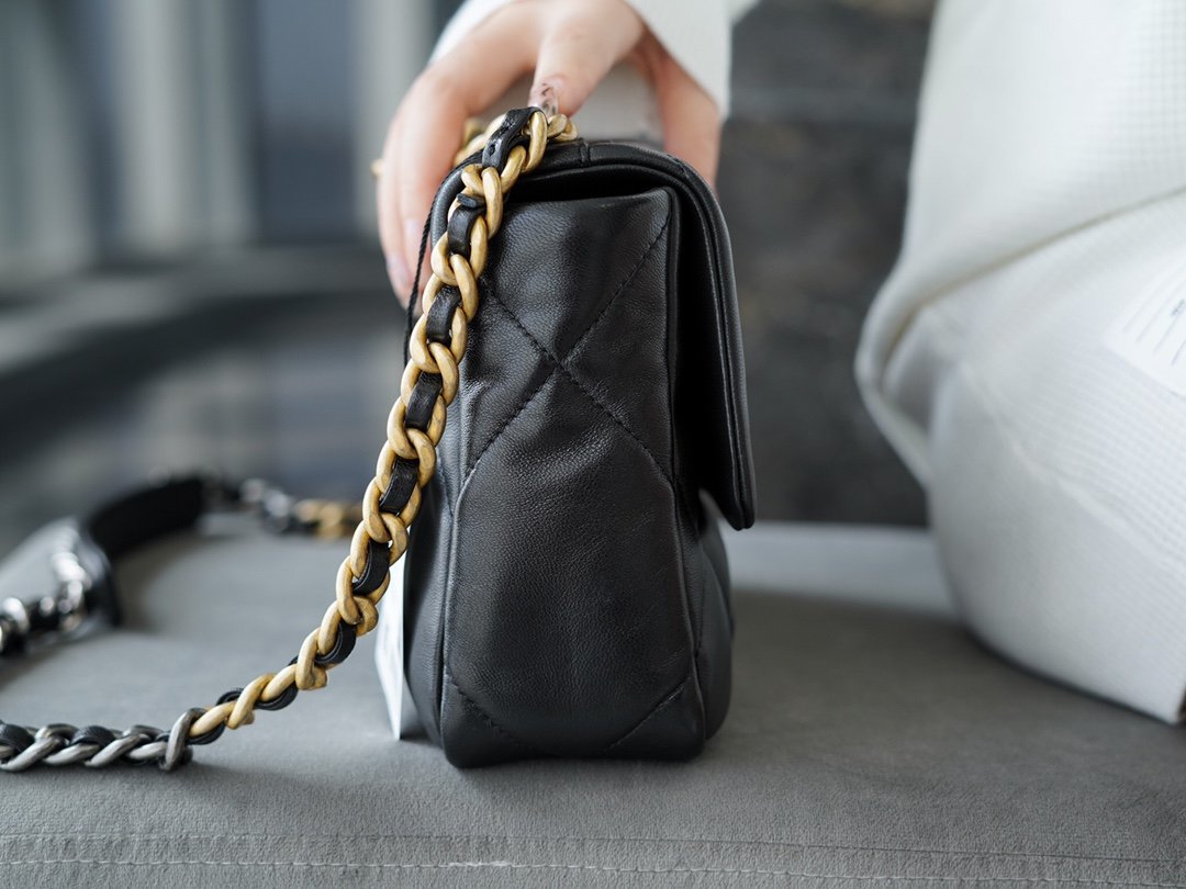 CHANEL 19bag