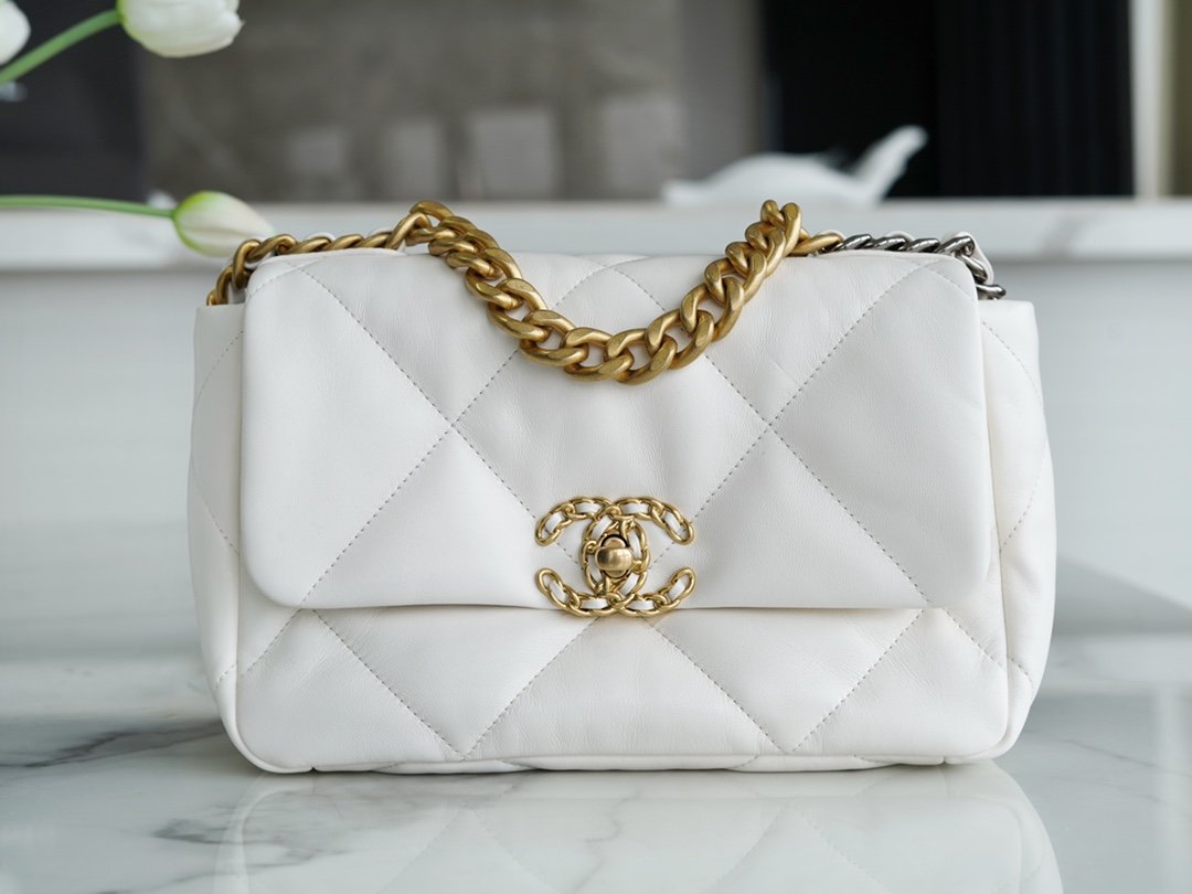 CHANEL 19bag