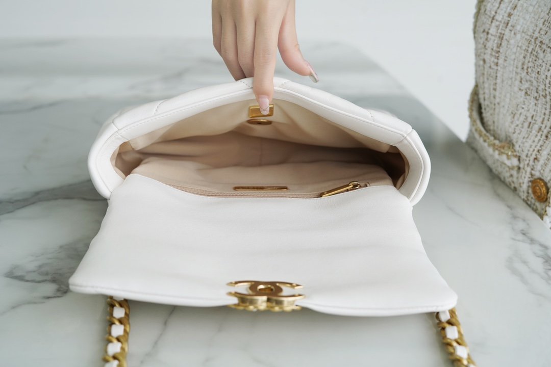 CHANEL 19bag