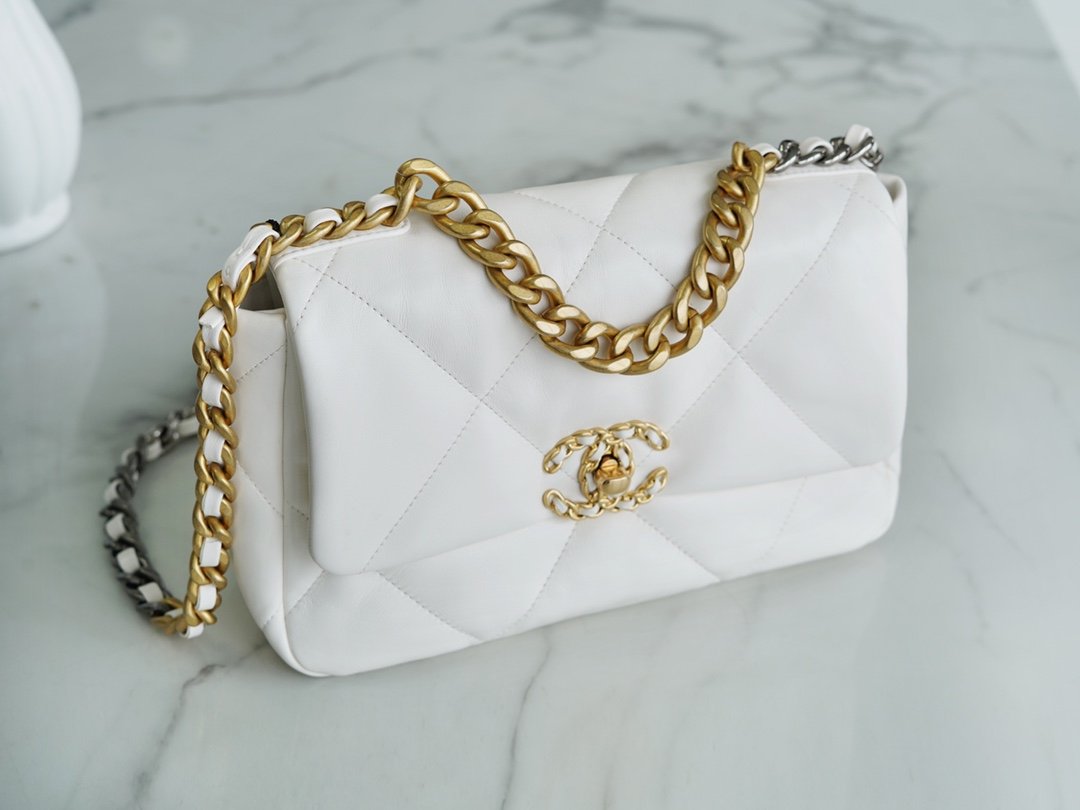 CHANEL 19bag