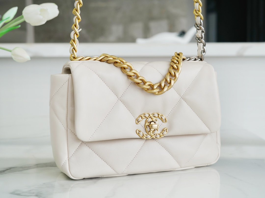 CHANEL 19bag