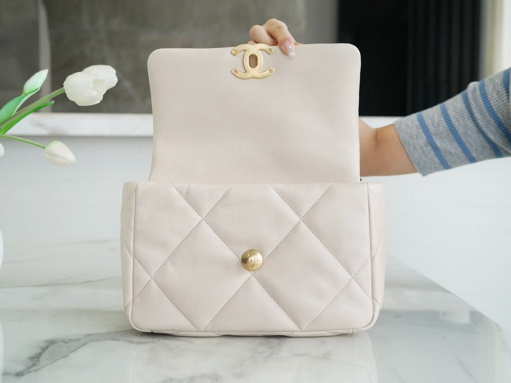 CHANEL 19bag