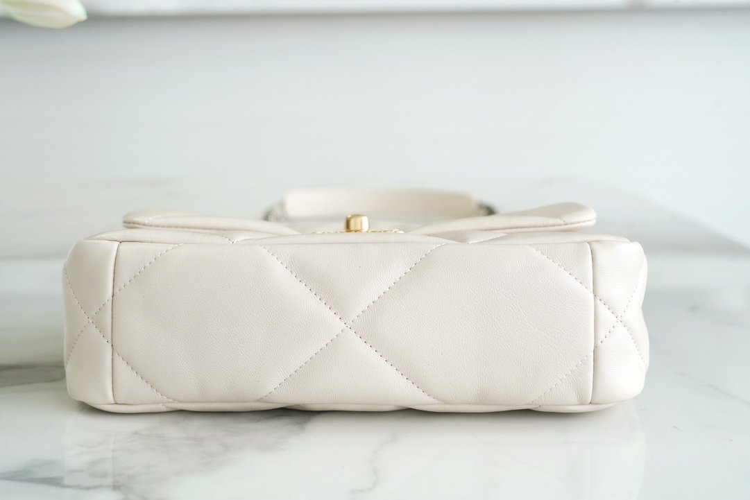 CHANEL 19bag