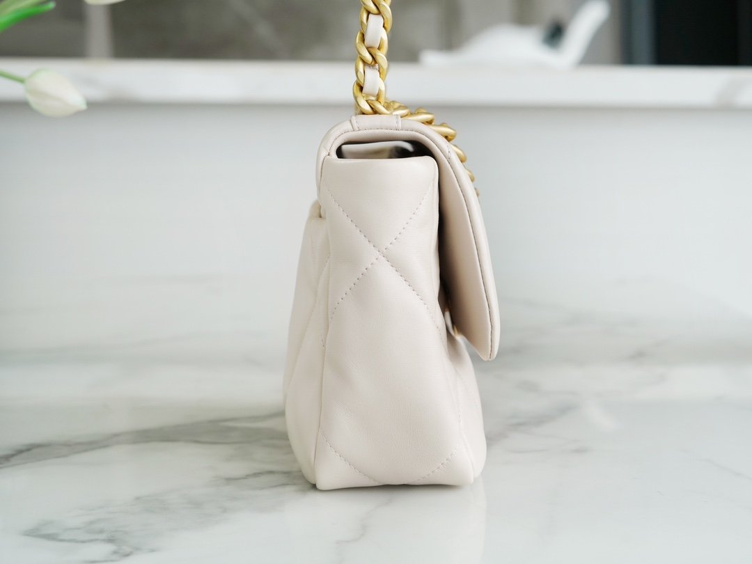 CHANEL 19bag