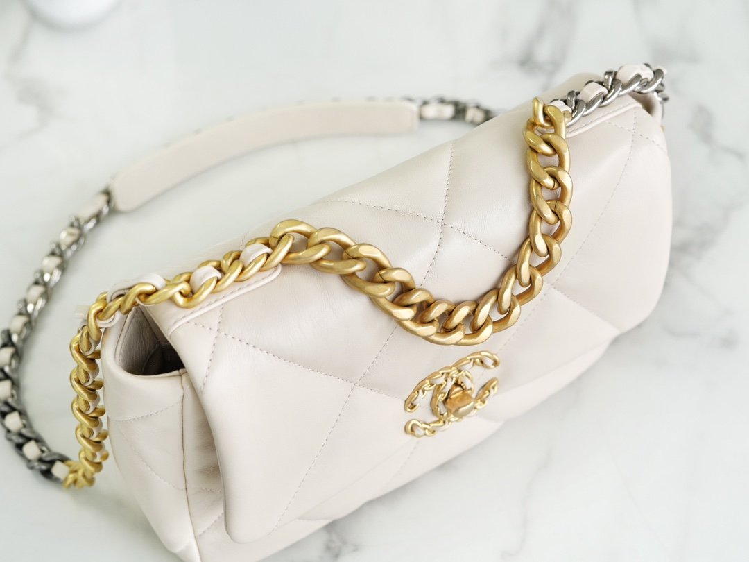 CHANEL 19bag