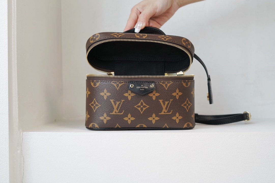 LV Vanity Chain Pouch