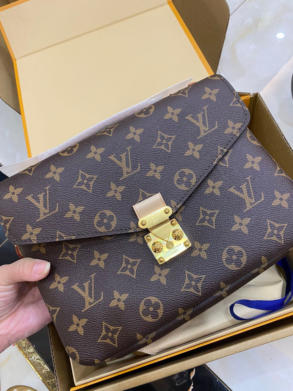 LV POCHETTE MÉTIS