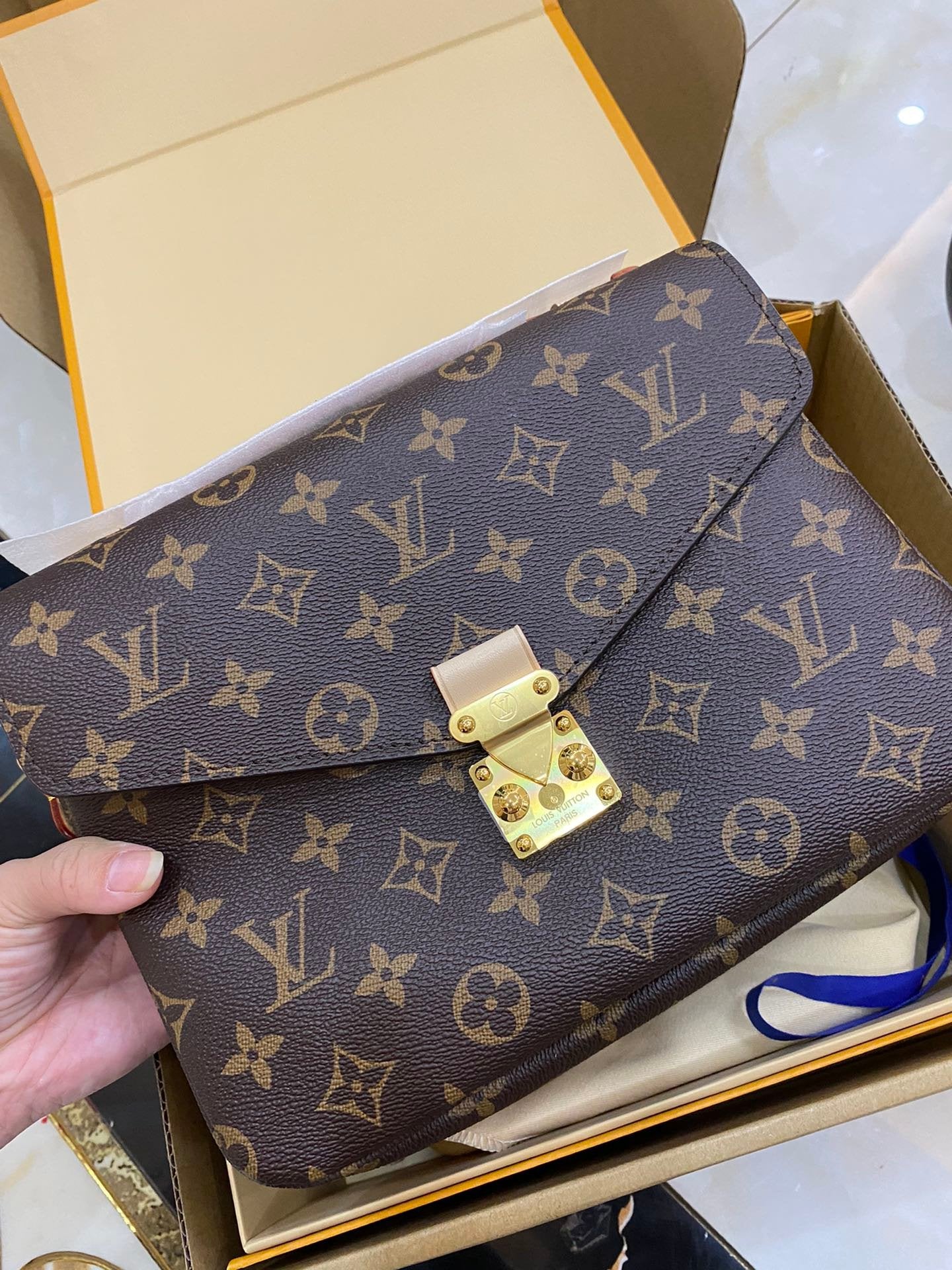 LV POCHETTE MÉTIS