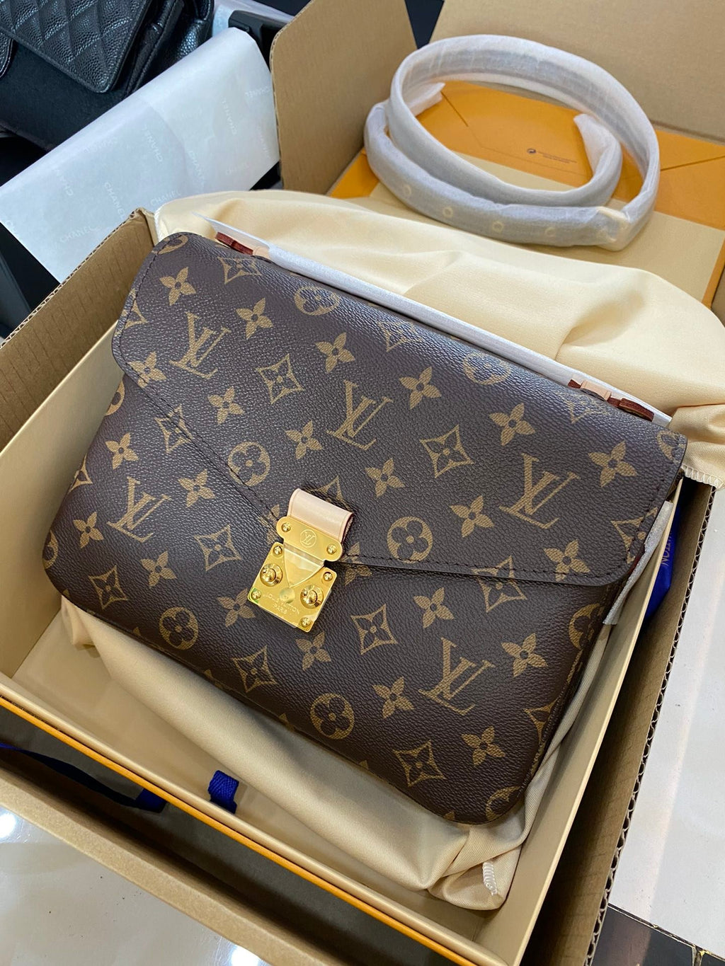 LV POCHETTE MÉTIS